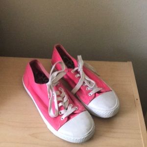Airwalk pink canvas tennis shoes